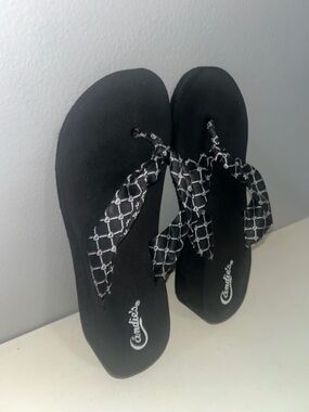 🖤Candie's Black Wedge Sandals with Black-and-White Patterned Straps